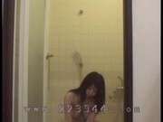 Скрытая камера в душе бассейна с дочкой